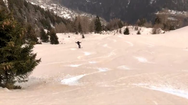 Estação de esqui na Suíça ficou pintada de marrom com a chegada da nuvem de poeira do Saara esta semana. Crédito: Reprodução twitter @HofSwitzerland