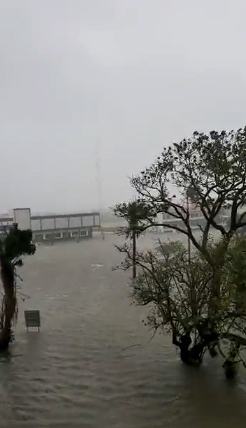 Chegada do furaco Lisa deixou grande parte da cidade de Belize submersa. Crdito: Reproduo de imagens divulgadas pelo twitter @JesuitsUCS 