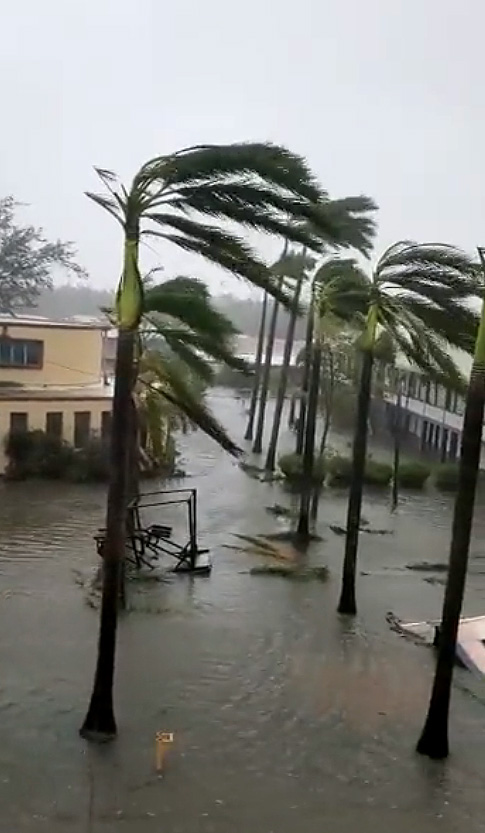Inundaes tomaram conta de Belize em 2 de novembro com a chegada do furaco Lisa. Crdito: Reproduo de imagens divulgadas pelo twitter @JesuitsUCS  