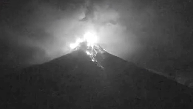 Imagem por webcam atividade do Vulco de Fogo, na Guatemala, observada na madrugada do dia 11 de dezembro. Crdito: INSIVUMEH  
