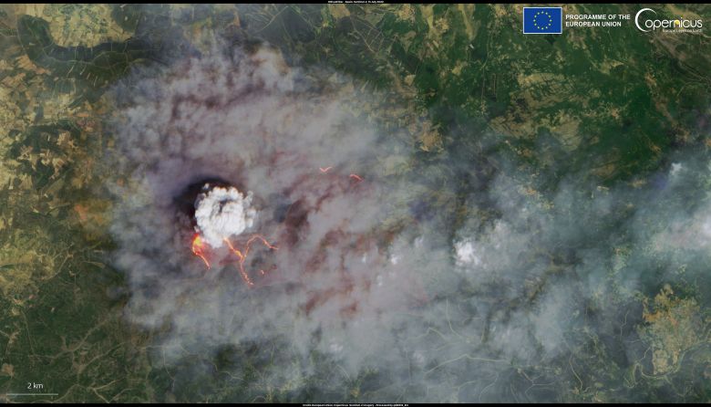 A imagem de satlite mostra nuvem de fumaa gerada pelo grande incndio que est afetando o Parque Natural de Las Batuecas-Sierra de Francia, na Espanha. Crdito: Sentinel-2/Copernicus 
