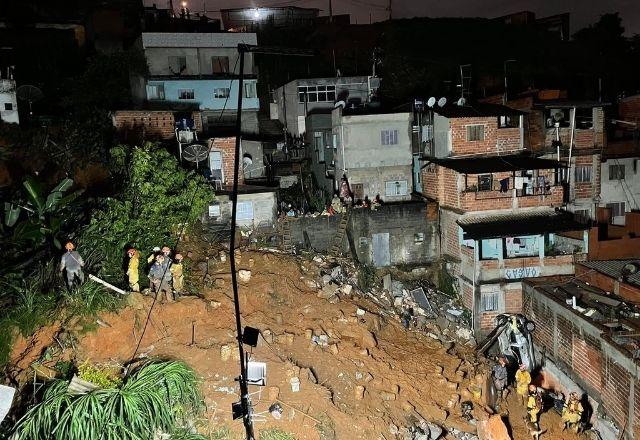 Bombeiros trabalham na busca por desaparecidos no grande deslizamento em Franco da Rocha, região metropolitaba de São Paulo em janeiro de 2022. Crédito: Divulgação Prefeitura de Franco da Rocha 