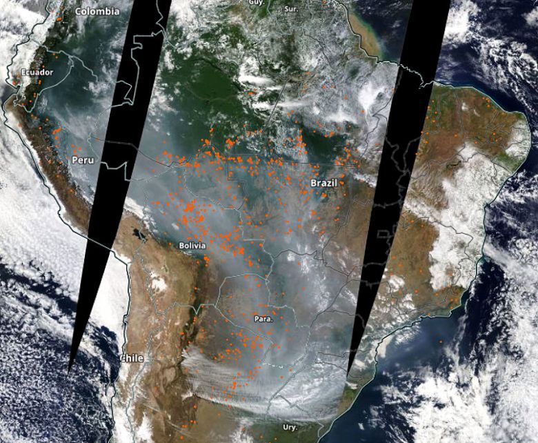 Imagem de satlite do dia 8 de setembro mostra pontos de queimadas espalhados e a densa fumaa num corredor de Norte a Sul do Brasil. Crdito: Worldview/NASA