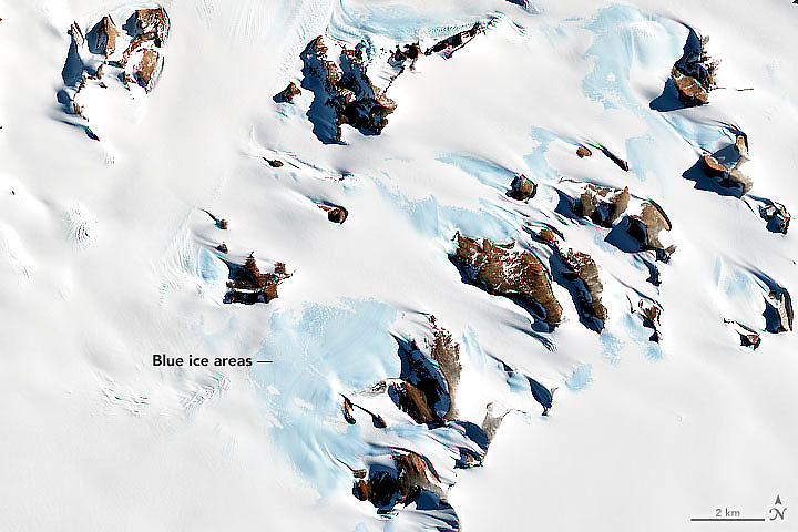 Imagem de satélite mostra em detalhes áreas montanhosas e de gelo azul na Antártida, com grande potencial para serem ricas em meteoritos. Crédito: NASA