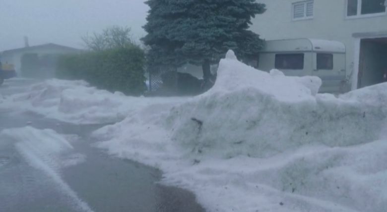 Granizo chega a meio metro de altura ap�s tempestade no sul da Alemanha nesta segunda-feira, dia 6. Cr�dito: Reprodu��o de imagem divulgada pelo twitter @bbcweather/Network Pictures
