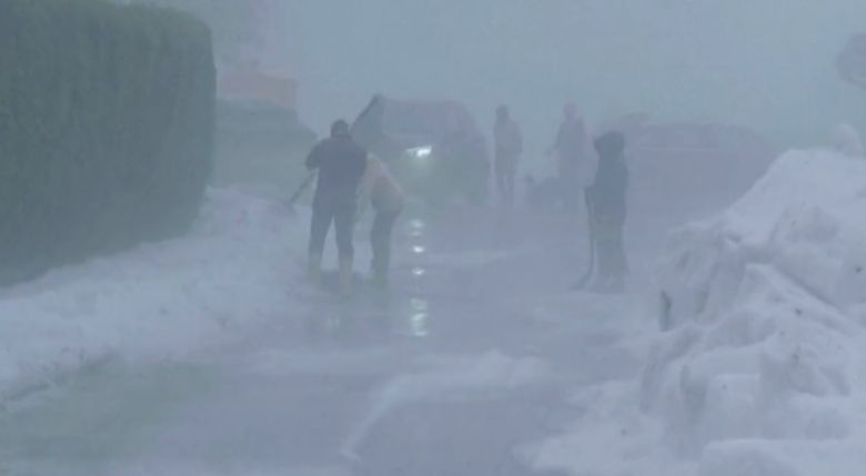 Quantidade de granizo surpreende moradores do sul da Alemanha nesta segunda-feira, dia 6. Cr�dito: Reprodu��o imagem divulgada pelo twitter @bbcweather/Network Pictures