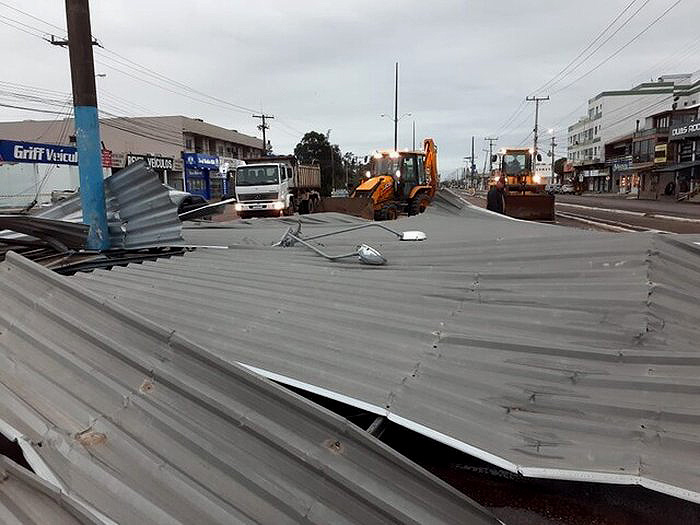 Destruio de estrutura metlica em Gravata, uma das cidades mais atingidas por ventos intensos entre os dias 15 e 16. Crdito: Divulgao Prefeitura de Gravata