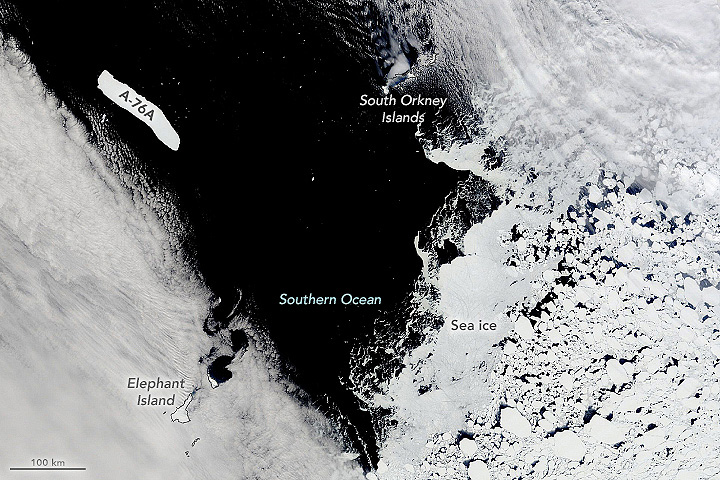 Imagem capturada pelo satlite Terra, da Nasa, revelou recentemente o enorme iceberg A-76A flutuando na Passagem de Drake. Crdito: NASA 