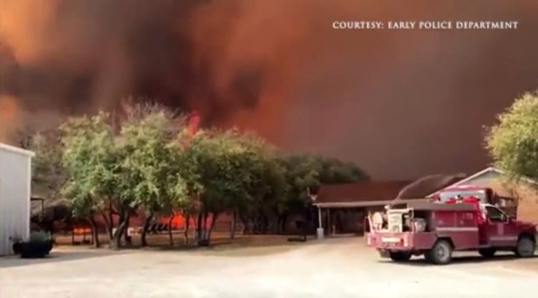 Fogo queima em mata do Texas, um dos estados mais atingidos pela onda de incêndios no sul dos EUA este mês. Crédito: Cortesia Early Police Departament