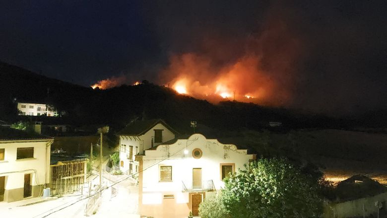 Incndio em Sigues esta semana preocupa ainda mais pela proximidade das casas. Crdito: Divulgao pelo twitter @MikelBelasko 