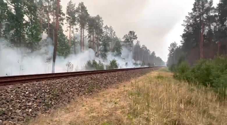 Fumaa de incndio florestal avana em direo a linha de trem em Brandemburgo, no leste da Alemanha. Crdito: Axel Lier/Reproduo twitter  