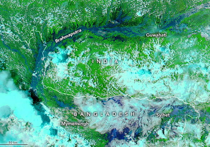 Imagem de sat�lite mostra em azul grandes �reas de Bangladesh inundadas e em destaque a cidade de Sylhet no dia 22 de junho. Cr�dito: NASA