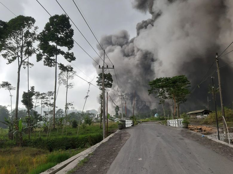 Quase duas mil pessoas foram evacuadas das reas de risco, aps o vulco Semeru entrar em erupo em Java no domingo. Crdito: Divulgao pelo twitter @BNPB Indonesia 