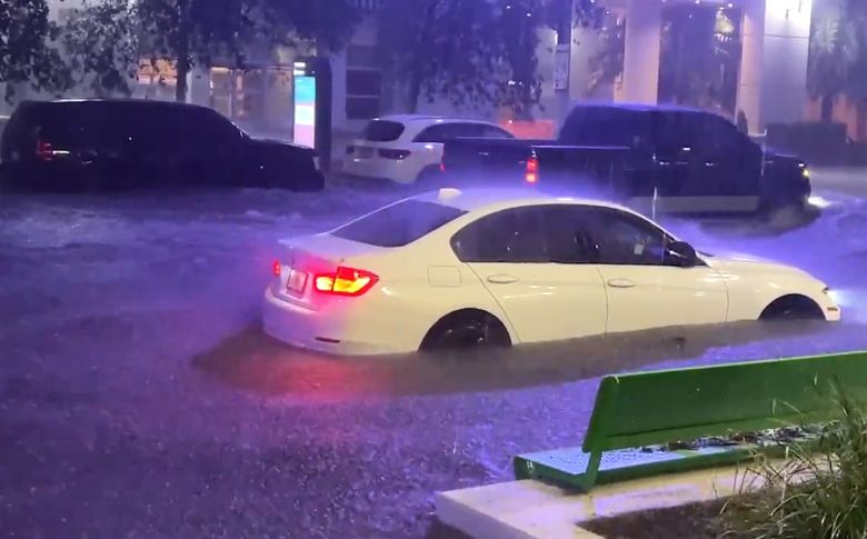 Carros ficaram boiando em meio aos alagamentos em Miami. Cr�dito: Reprodu��o Redes Sociais/@jpetramala