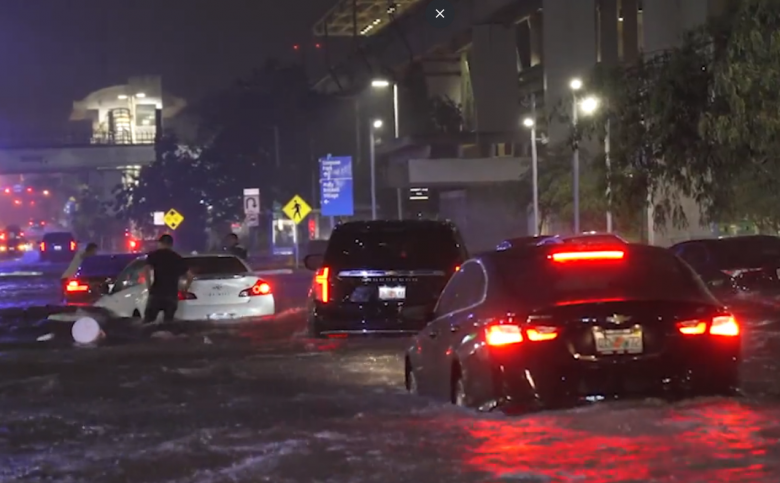 Grandes inunda��es atingiram Miami no fim de semana, ap�s chuvas de mais de 300 mm. Cr�dito: Reprodu��o Redes Sociais/@jpetramala