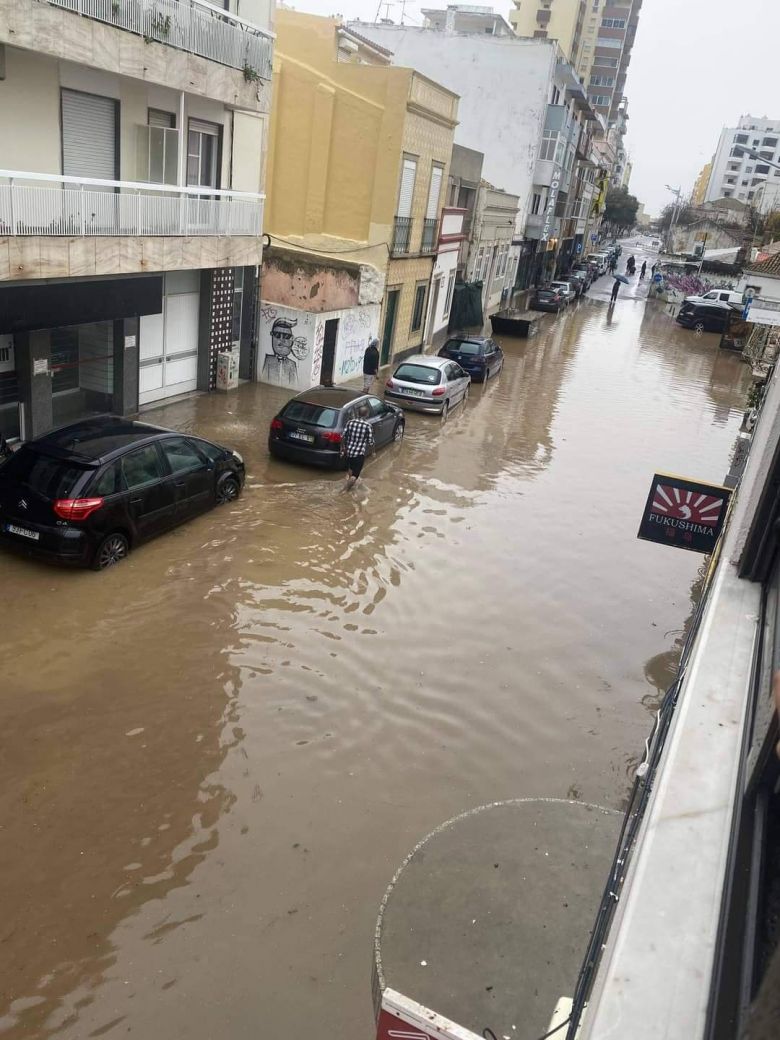 Ruas ficaram inundadas no Algarve no domingo, dia 20. Crédito: Divulgação twitter @MeteoTransMontPT