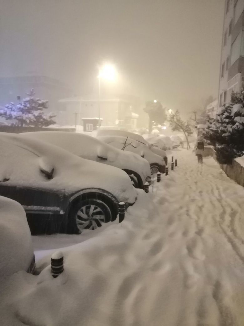 Amanhecer em Istambul no dia 12 de maro. Crdito: Divulgao pelo twiiter @berkaayyazici