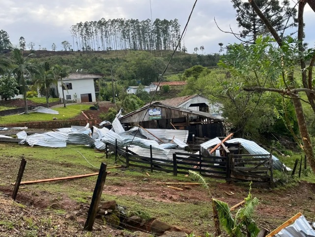 Tornado provoca destrui��o no munic�pio de It�, no oeste catarinense. Cr�dito: Divulga��o Defesa Civil de SC