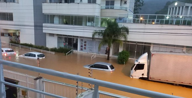 Itaja sofre com as inundaes depois de 360 mm de chuva em trs dias. Crdito: divulgao redes sociais