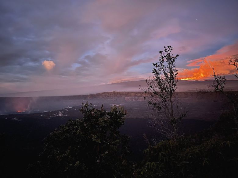 Amanhecer com ambos os vulces, Mauna Loa e Kilauea, em atividade no Hava. Crdito: Divulgao Parque Nacional do Vulces do Hava.  