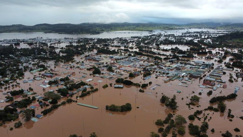 Lismore, em Nova Gales do Sul, é uma das áreas mais impactadas pelas inundações devastadoras dos últimos dias na Austrália. Crédito: Imagens por drone GRegueira, divulgação pelo twitter @Korra Ryan