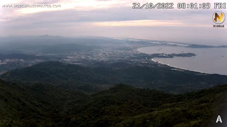 Imagem por webcam do litoral de Manzanillo na manh� do dia 21. A regi�o est� em alerta para a chegada de Roslyn. Cr�dito: webcamsdemexico
