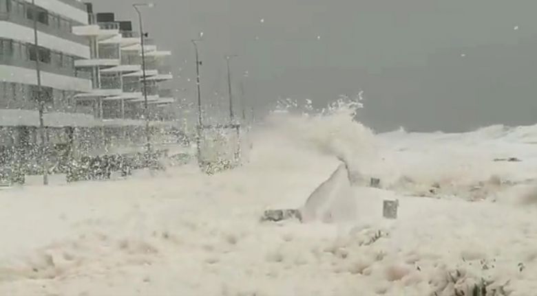 Uma enorme quantidade de espuma do mar avan�ou sobre a orla de Punta del Este no dia 17, ap�s ventos intensos provocados pela tempestade subtropical Yakecan. Cr�dito: Divulga��o @LeoPedrouza 
