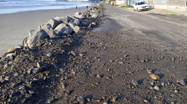 Pedras foram levadas pelo mar até a orla de Matinhos, no litoral do Paraná após ressaca. Crédito: Divulgação Prefeitura de Matinhos.  
