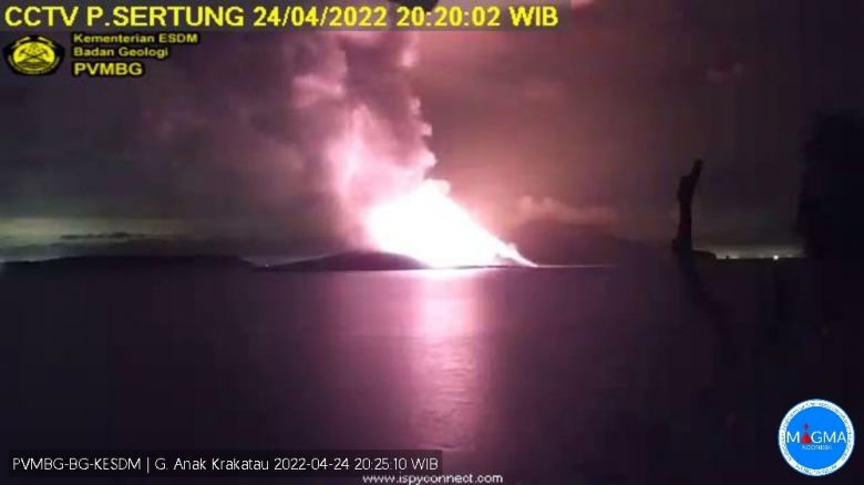 Vulcão Anak Krakatoa em erupção no domingo, dia 24 de abril, no oeste da Indonésia. Crédito: PVMBG/MAGMA
