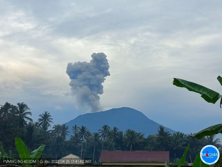 Monte Ibu, na ilha Halmahera, no leste da Indonésia, em erupção nesta terça-feira, dia 26 de abril. Crédito: PVMBG/MAGMA