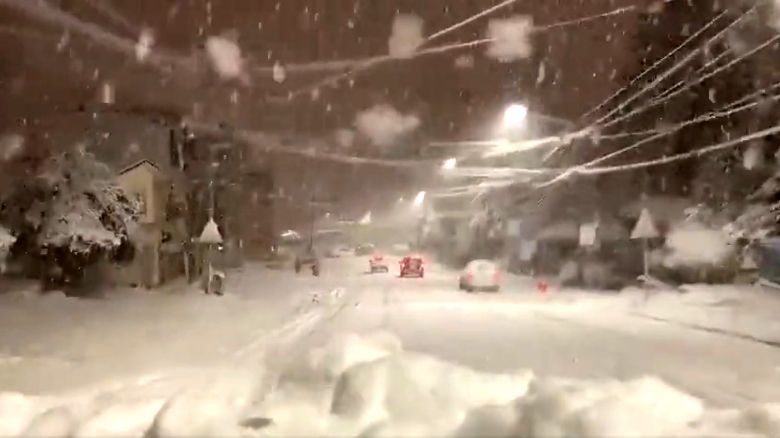 Nevadas atingiram com intensidade a regio de Bariloche, na Patagnia Argentina, na ltima sexta-feira. Crdito: Reproduo de imagem P. Petrini, divulgada pelo twitter @SMN Argentina 