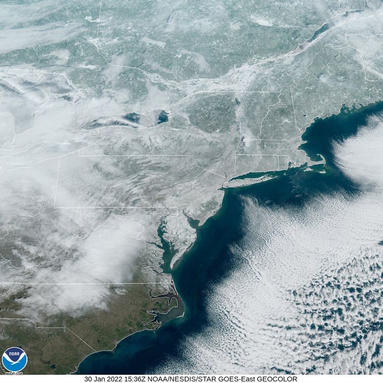 Imagem de satélite mostra a grande cobertura de neve da Carolina do Norte ao Maine na manhã deste domingo, 30 de janeiro. Crédito: NOAA