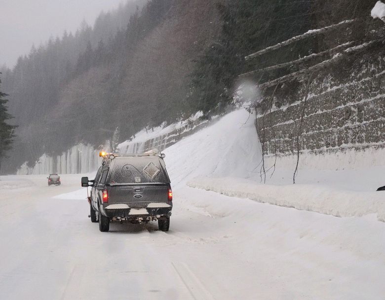 Estrada tomada pela neve no estado de Washington no dia 25 de dezembro. Crdito: divulgao pelo twitter @SnoqualmiePass/WSDOT <BR>