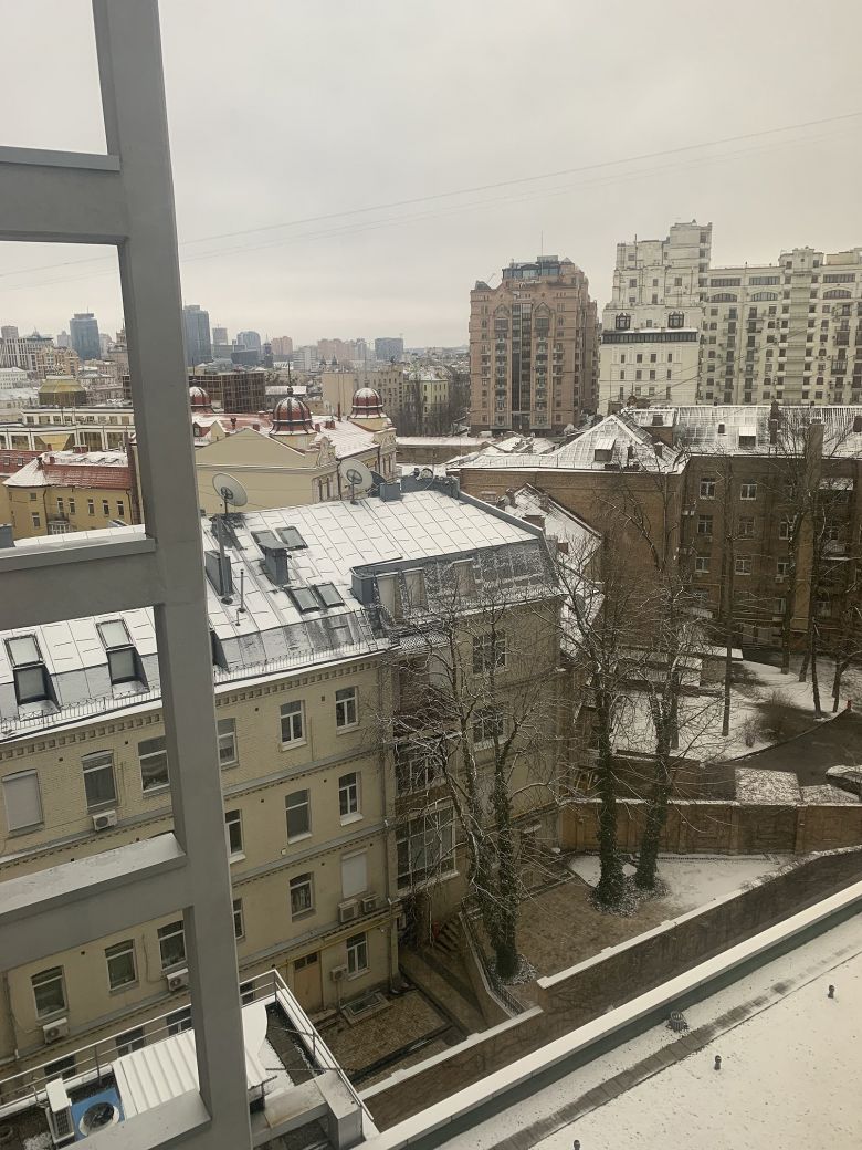 Capital Kiev coberta por uma camada fina de neve no dia primeiro de março, sexto dia de guerra entre a Rússia e a Ucrânia. Crédito: Divulgação pelo twitter @CliveMyrieBBC 
