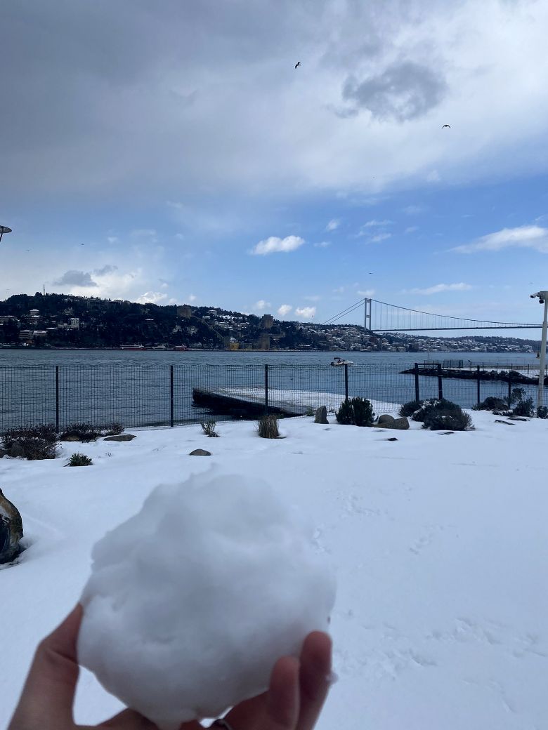 Foi possvel fazer bolas de neve em Istambul ainda no domingo, dia 13. Crdito: Divulgao pelo twitter @sumeyyeceylaen