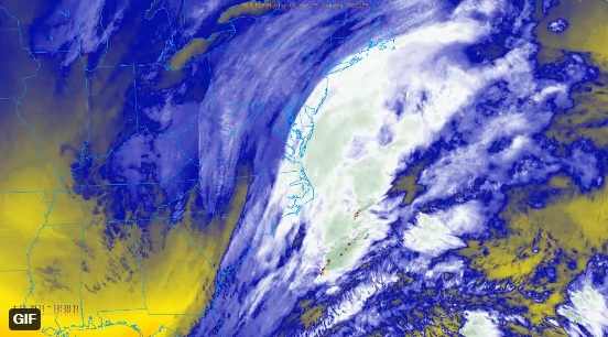 O canal de vapor d’água do satélite GOES-East da NOAA mostrou o desenvolvimento da forte tempestade avançando sobre o leste dos Estados Unidos no dia 28. Crédito: NOAA