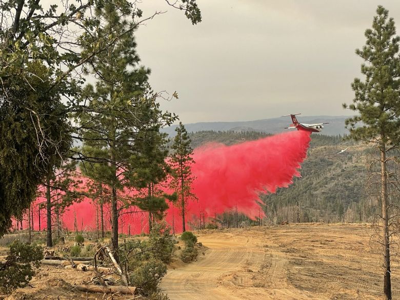 Equipes trabalham no combate �s chamas no Oak Fire, em Mariposa, na Calif�rnia. Cr�dito: Divulga��o pelo twitter Departamento de Fogo de S�o Francisco, @SFFDPIO 