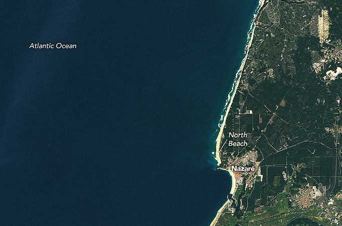 Imagem de satélite do litoral de Nazaré no início do mês, 5 de fevereiro de 2022, um dia considerado de ondulações normais na região. Crédito: NASA