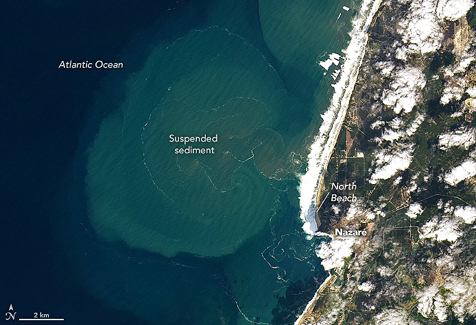 Imagem de satélite do litoral de Nazaré no dia 29 de outubro de 2020, quando um swell pode ter chegado a 30 metros de altura. Crédito: NASA