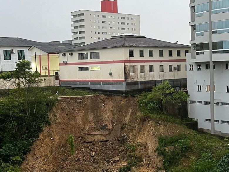 Deslizamento em Orleans, Santa Catarina, ap�s chuva volumosa. Cr�dito: Divulga��o Prefeitura de Orleans