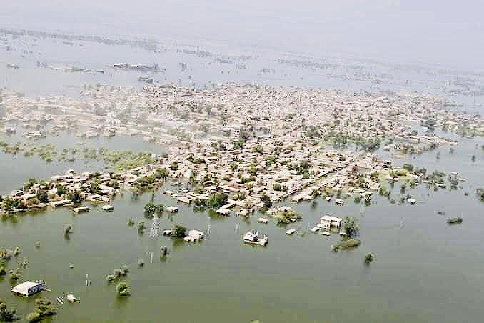 Imagem area mostra a extenso das enchentes no Paquisto, que j deixaram mais de mil vtimas fatais e deslocaram mais de 30 milhes de pessoas. Crdito: Imagem divulgada pelo twitter @Keshoobai