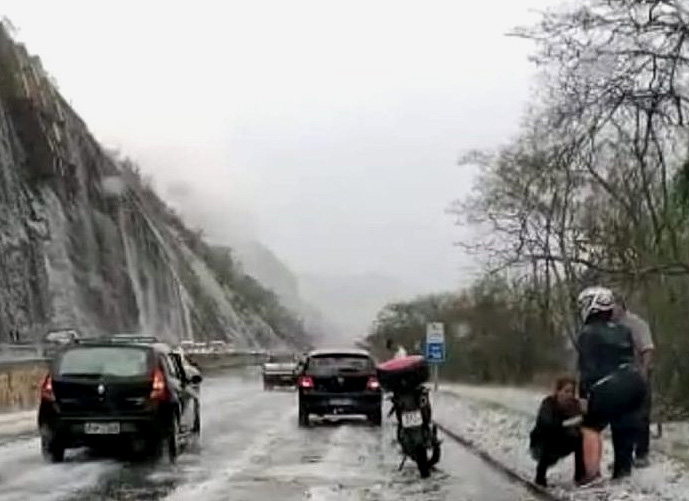 Motoristas enfrentam pistas escorradias aps a tempestade de granizo na regio de Petrpolis, RJ, na tarde do dia 4 de outubro. Crdito: Reproduo Redes Sociais
