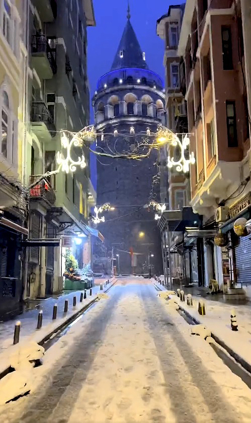 Neve registrada em Istambul no dia 13 de março. Crédito: Divulgação pelo twitter @berkaayyazici 