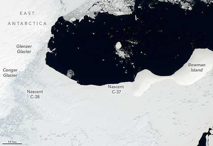 Imagem de satélite do dia 9 de janeiro mostra a plataforma ainda inteira. Crédito: NASA