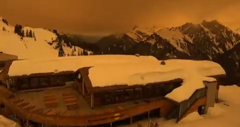 Paisagem alaranjada dominou os Alpes Austr�acos esta semana com a chegada da nuvem de poeira. Cr�dito: Reprodu��o twitter @alex le bars