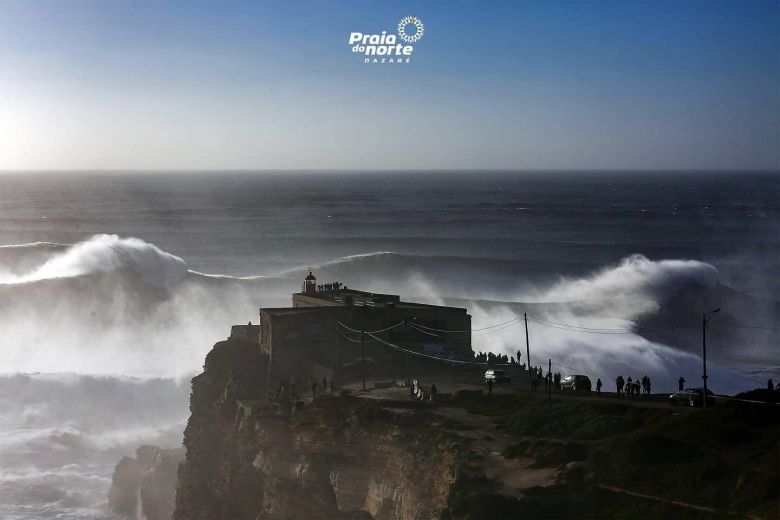 Forte de S�o Miguel Arcanjo na ponta da Praia do Norte, Nazar�, litoral de Portugal, onde as ondas monstruosas acontecem. Cr�dito: Divulga��o facebook/praiadonortenazare