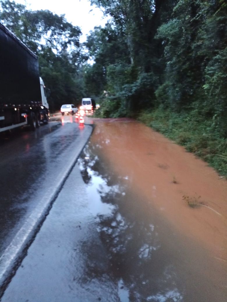 O desmoronamento e uma queda de �rvore interrompem a pista da SC-453 entre Luzerna e Ibicar�, na manh� desta ter�a-feira, dia 3. Cr�dito: Divulga��o pelo twitter @pmscrodoviaria