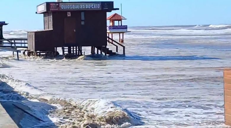 A ressaca mar�tima atingiu a orla de Cap�o de Canoa (RS) durante o domingo. Cr�dito: Reprodu��o twitter @correiodoimbe