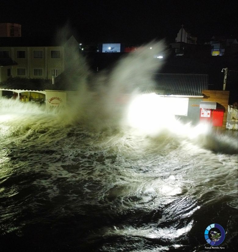 Mar avança até casas e estabelecimentos comerciais em Matinhos durante ressaca no feriado prolongado de Páscoa. Crédito: facebook/Matinhosagora