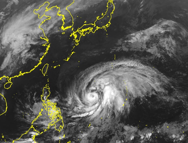 Imagem de satélite mostra o tufão Malakas sobre o Pacífico entre a costa das Filipinas e o sul do Japão no dia 12. Malakas deve avançar poderoso pelo mar. Crédito: Himawari-8/9 Agência Meteorológica do Japão 